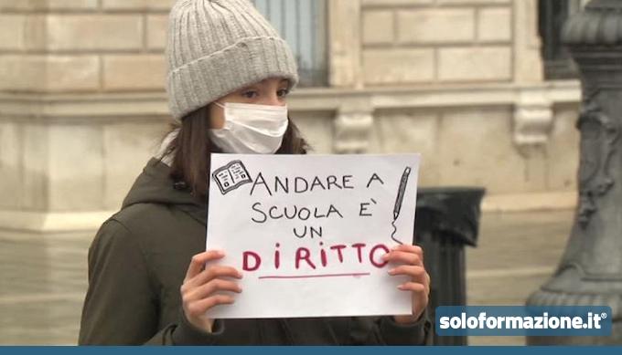 Didattica in presenza, ma non per tutti: genitori e studenti protestano davanti alle scuole