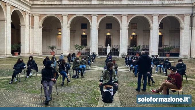 Occupati licei di Roma, per gli studenti "Draghi è in continuità con i tagli"